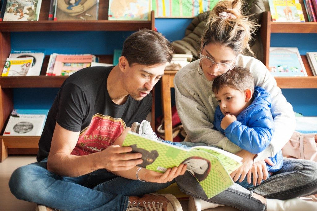 Familia leyendo un libro