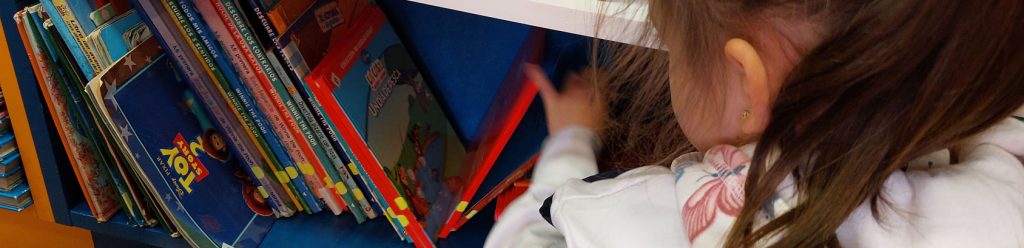 Niña escolar en la biblioteca