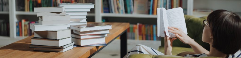 Mujer leyendo un libro