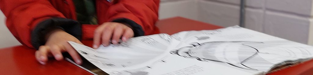 Niño leyendo un libro