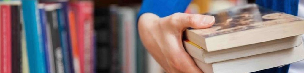 Mano cargando libros
